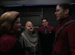 In the Transporter Bay, Janeway is grinning at this week’s Nice Alien  Who Would Look Quite Attractive If Not For All the Latex, while  the medium Robert and a surprisingly helpful Malon look on gormlessly.  It’s all a bit embarrassing. 